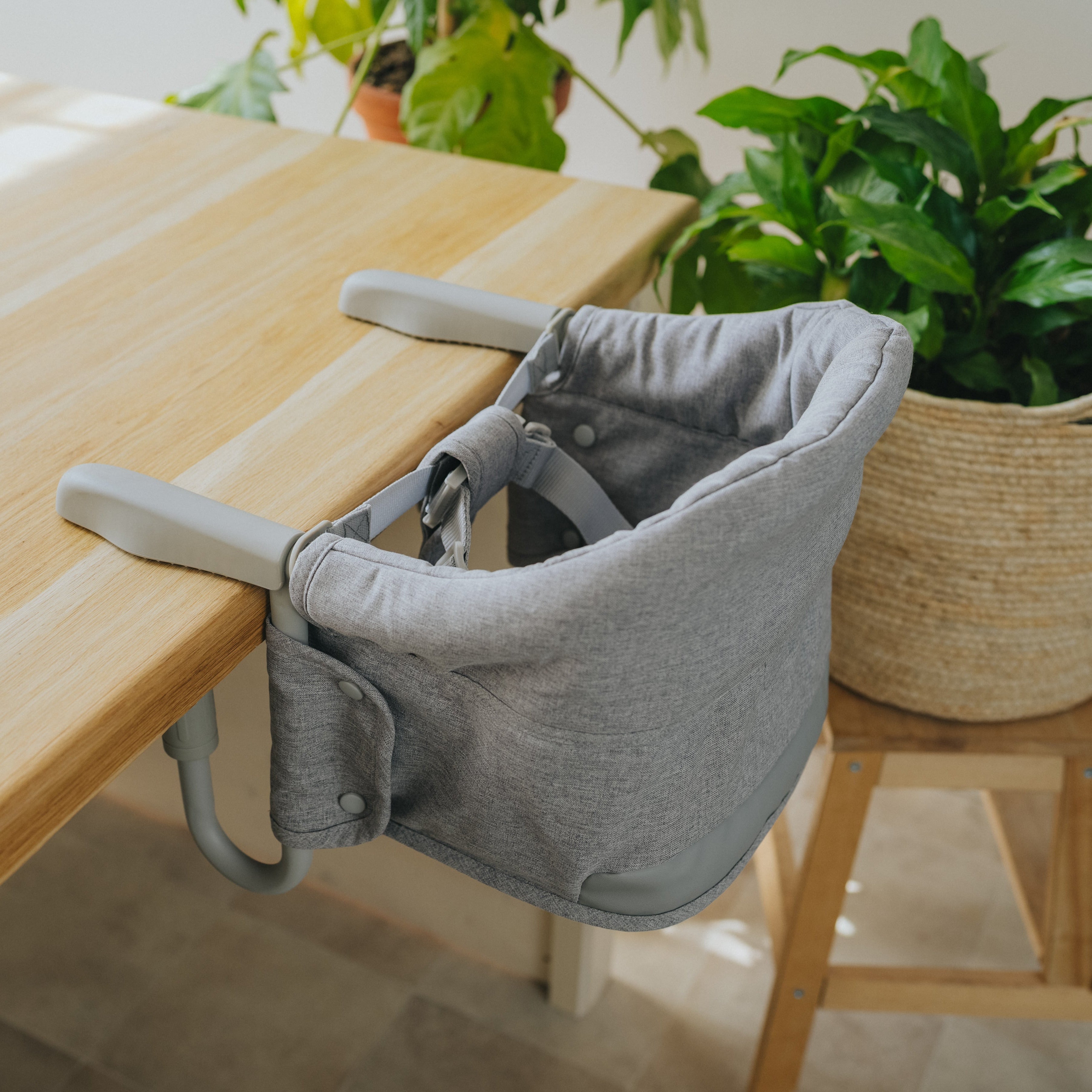 Scaun înalt de călătorie Monkey Mum® - gri