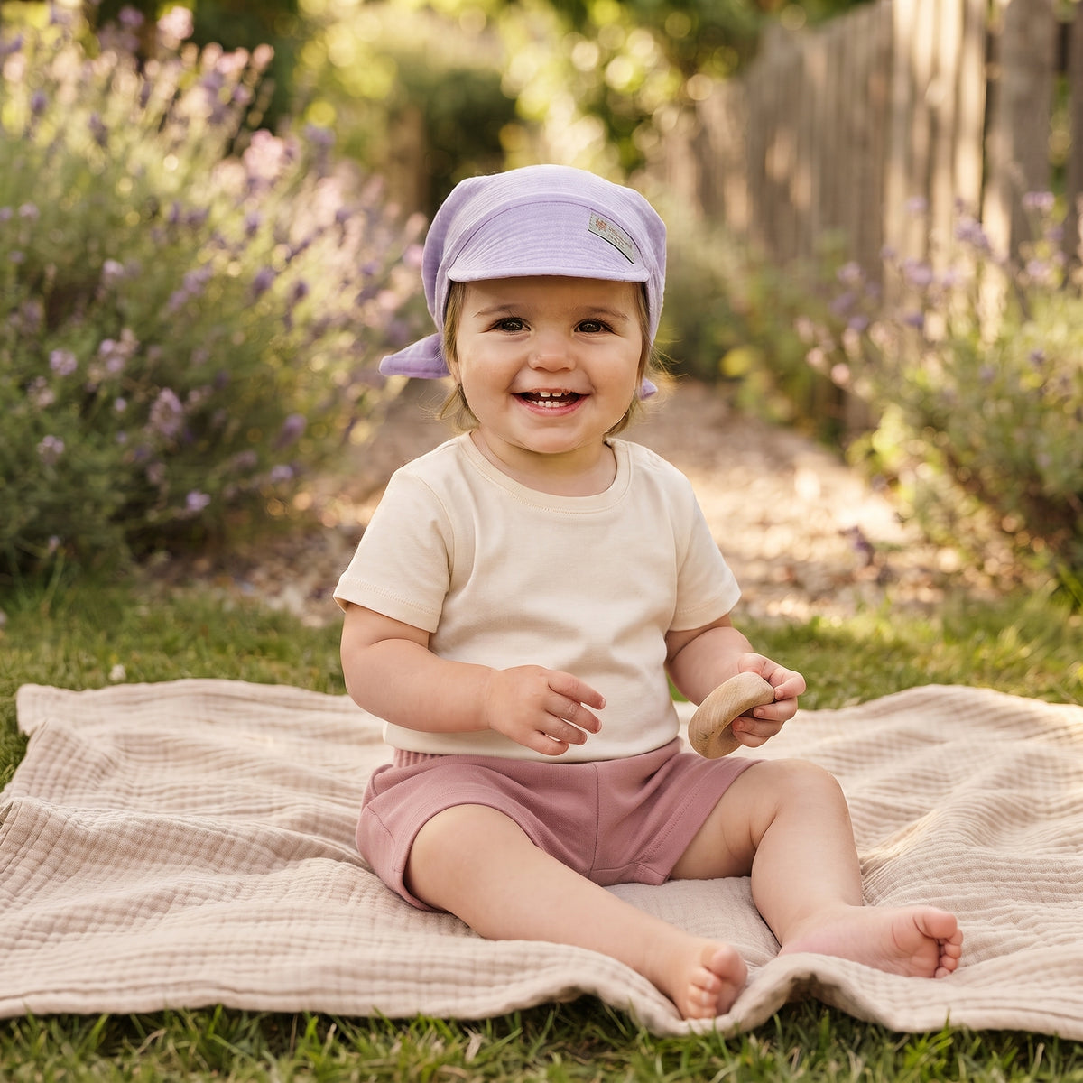 Batic din muselină cu cozoroc Monkey Mum® - Violetă