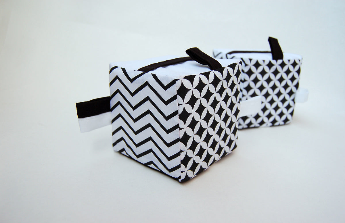 MyMoo Cub textil Busy cube – Alb-negru