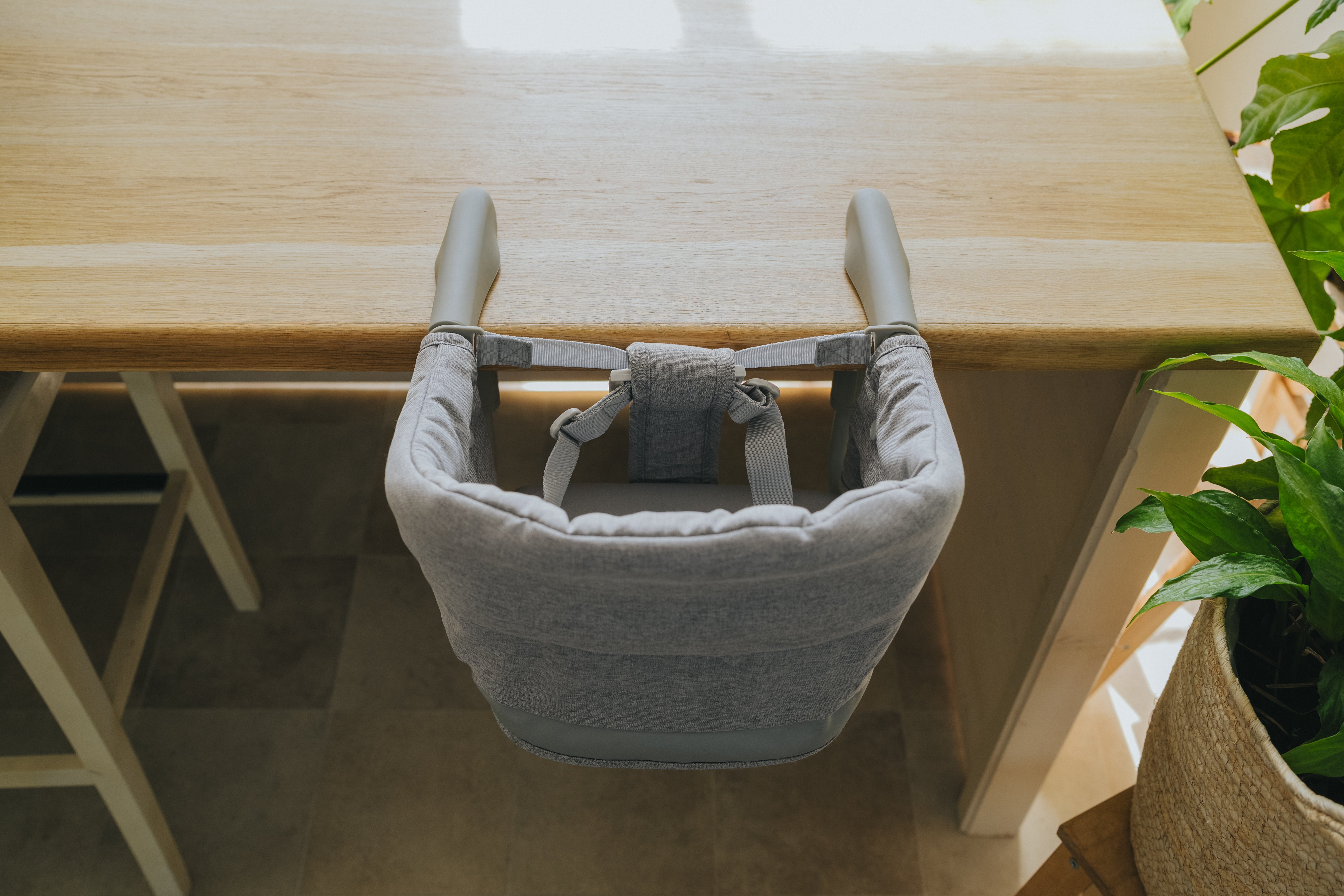 Scaun înalt de călătorie Monkey Mum® - gri