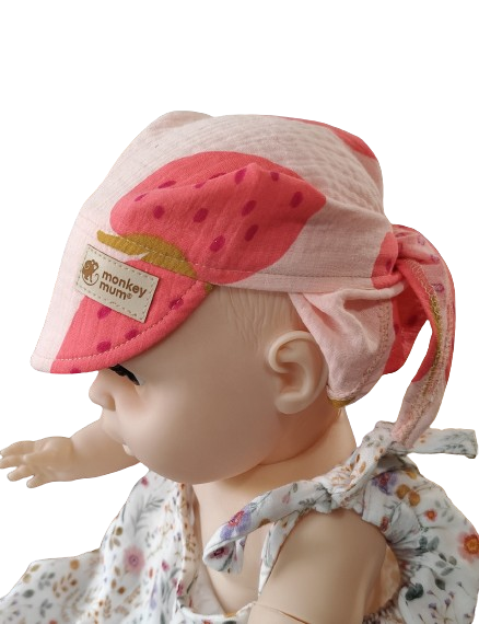 Batic din muselină cu cozoroc Monkey Mum® - Căpșună